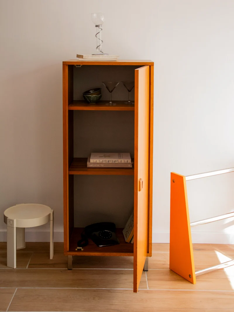 Magda, l'armoire aux plateaux réglables N°728