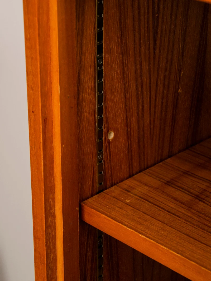 Magda, l'armoire aux plateaux réglables N°728