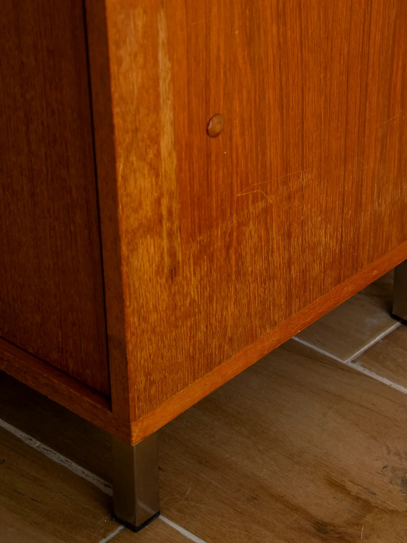Magda, l'armoire aux plateaux réglables N°728