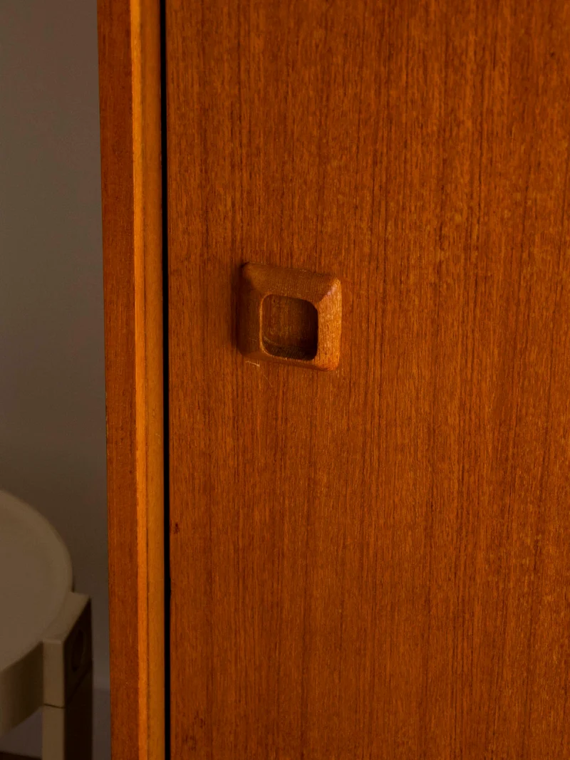 Magda, l'armoire aux plateaux réglables N°728