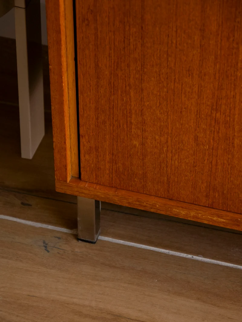 Magda, l'armoire aux plateaux réglables N°728