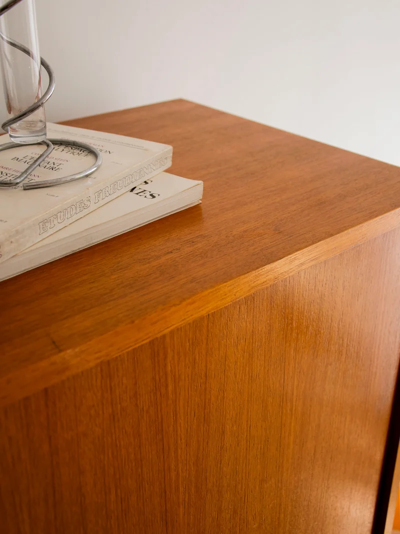 Magda, l'armoire aux plateaux réglables N°728