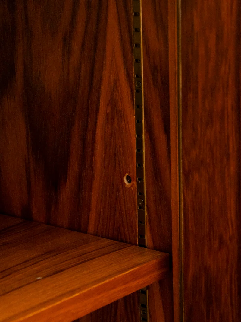 Magda, l'armoire aux plateaux réglables N°728