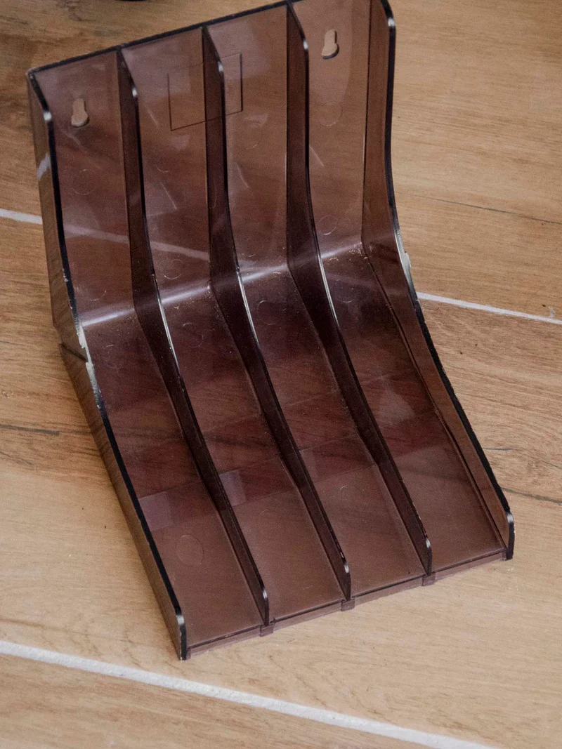 Marius, le porte-revues en plexiglass fumé N°284
