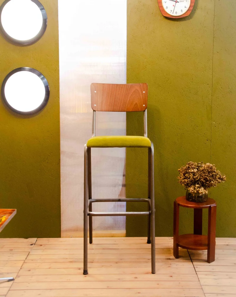 Pierre, le tabouret de bar en bois et velours N°699