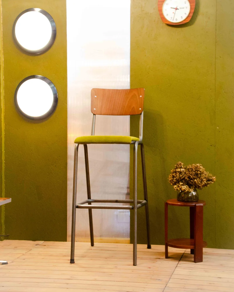 Pierre, le tabouret de bar en bois et velours N°699