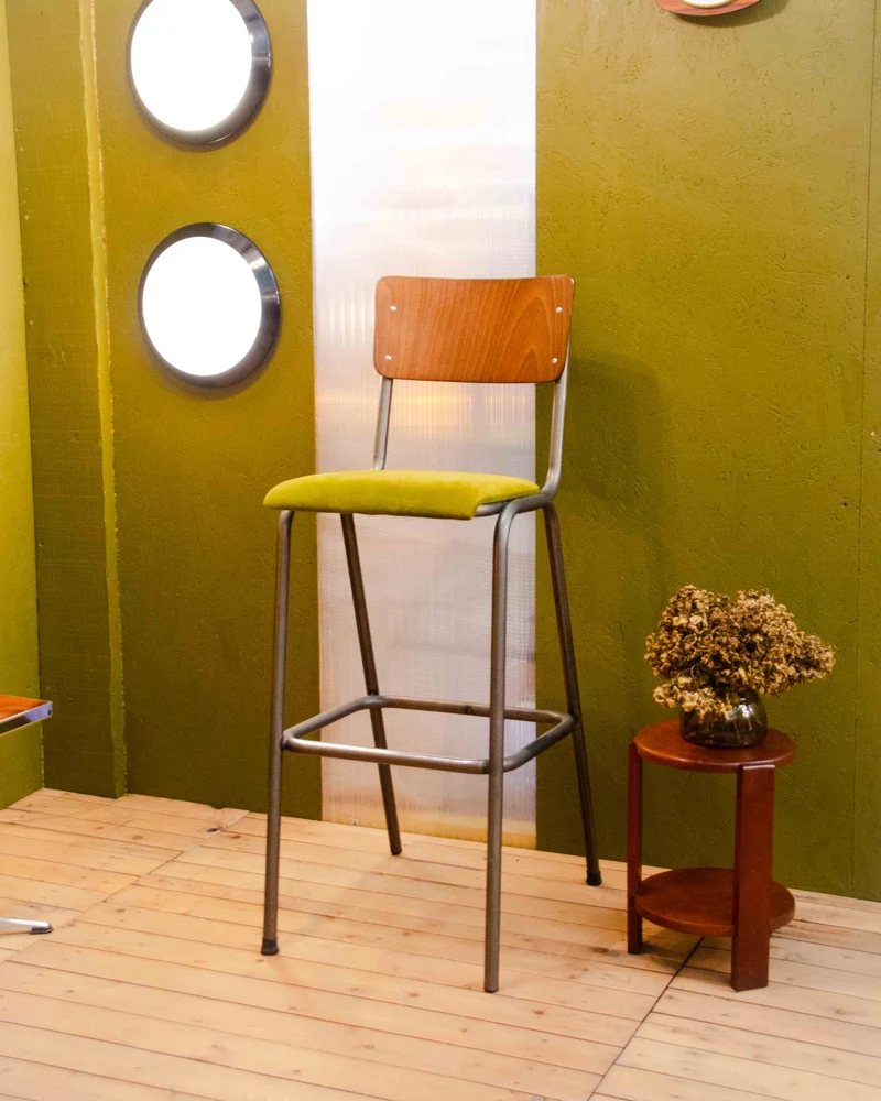 Pierre, le tabouret de bar en bois et velours N°699