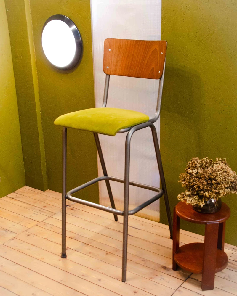 Pierre, le tabouret de bar en bois et velours N°699