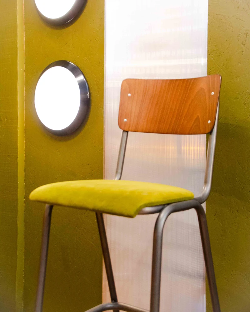 Pierre, le tabouret de bar en bois et velours N°699
