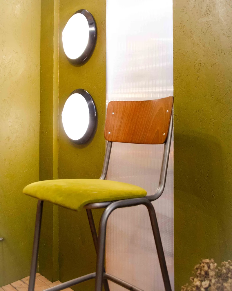 Pierre, le tabouret de bar en bois et velours N°699