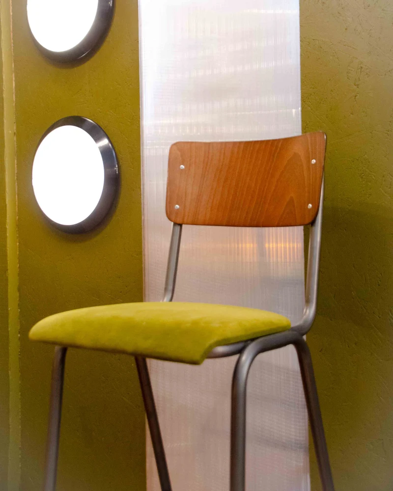 Pierre, le tabouret de bar en bois et velours N°699