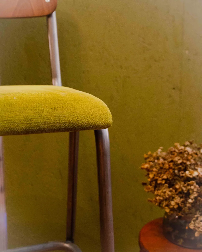Pierre, le tabouret de bar en bois et velours N°699