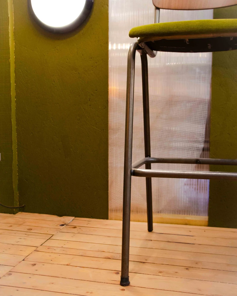 Pierre, le tabouret de bar en bois et velours N°699