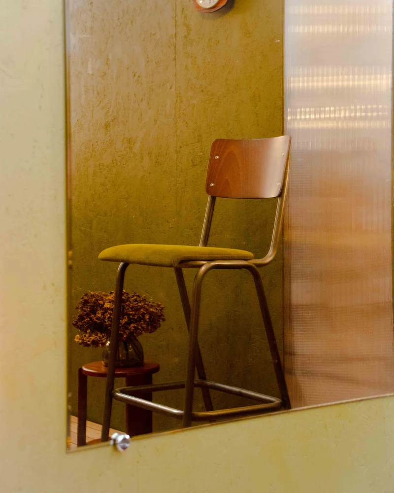 Pierre, le tabouret de bar en bois et velours N°699