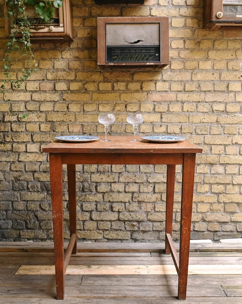 Francine, la table d'appoint en bois N°1540