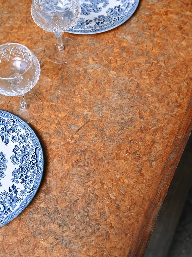 Francine, la table d'appoint en bois N°1540