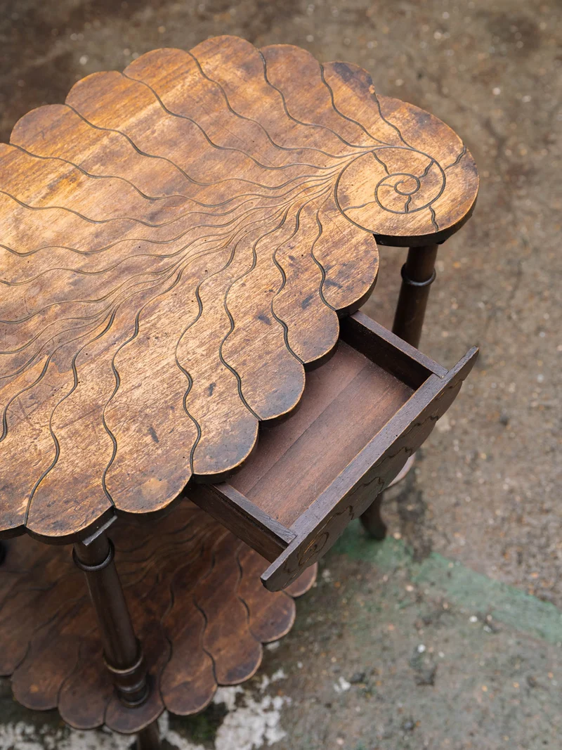 Francine, la table d'appoint style nautile N°1502