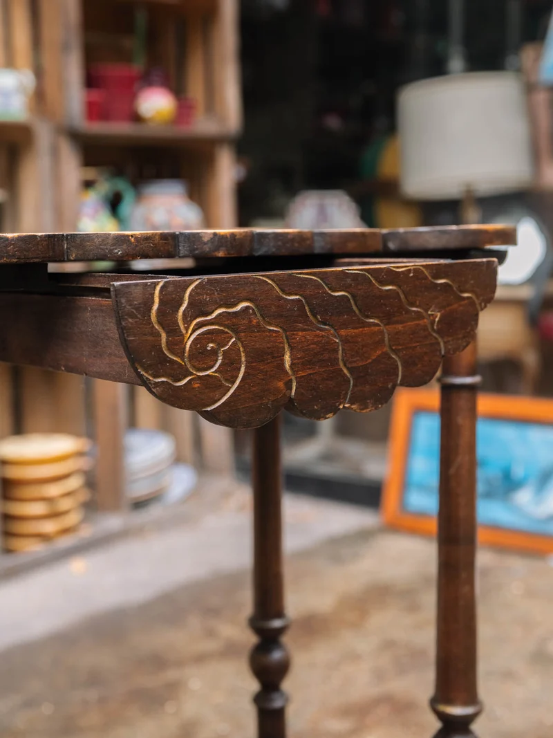 Francine, la table d'appoint style nautile N°1502