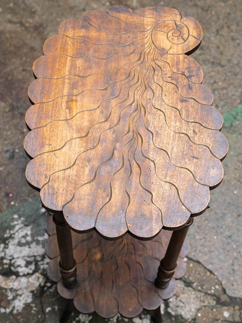 Francine, la table d'appoint style nautile N°1502