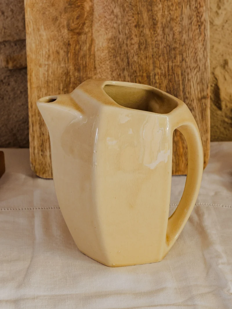 Gabrielle, la carafe en faïence beige N°168