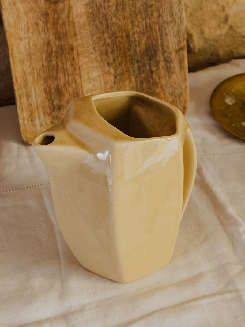 Gabrielle, la carafe en faïence beige N°168