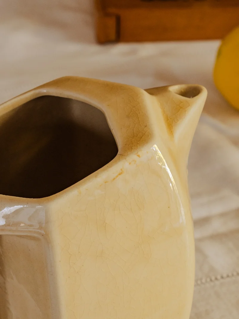 Gabrielle, la carafe en faïence beige N°168