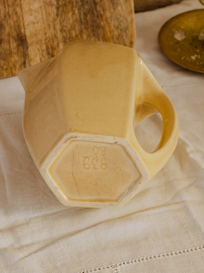 Gabrielle, la carafe en faïence beige N°168