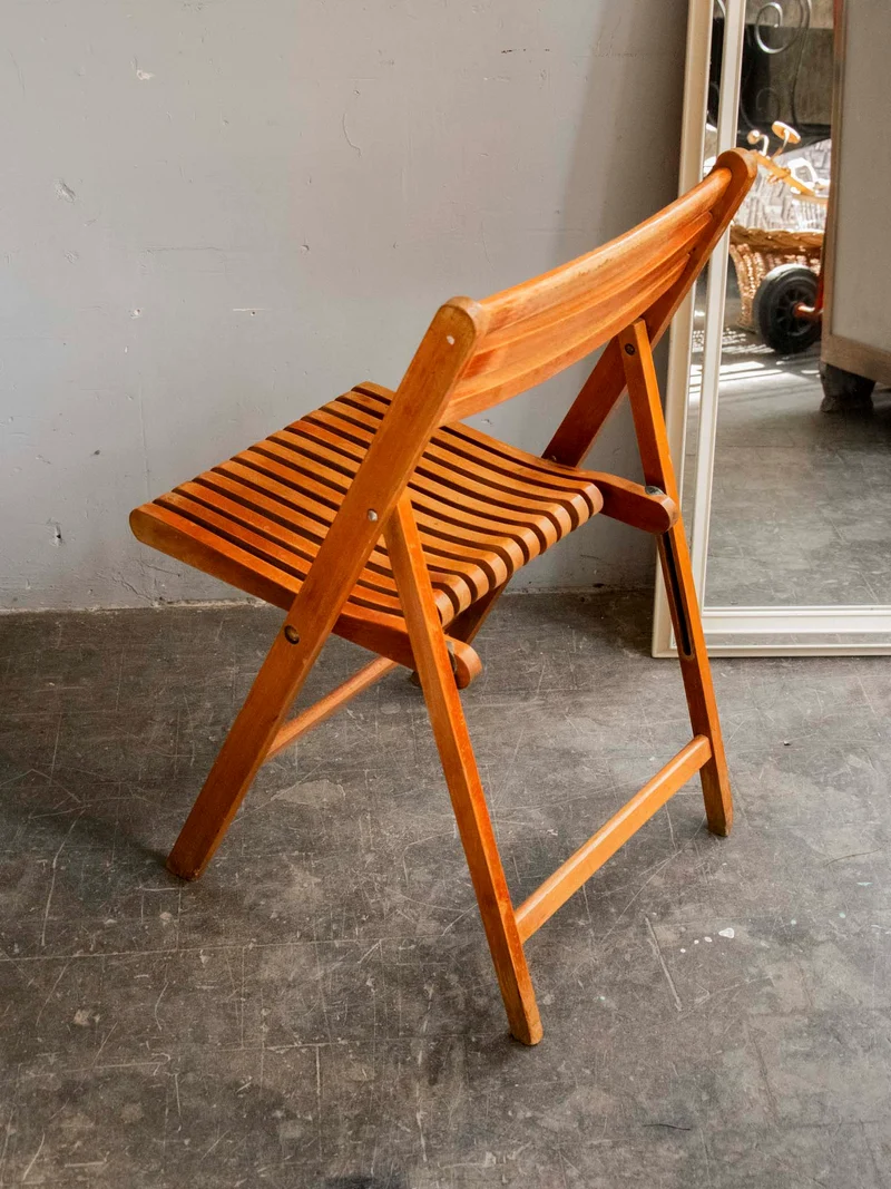 Alma, la chaise pliante en bois clair N°1925