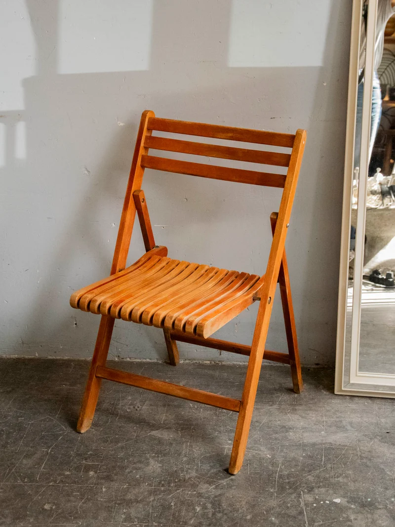 Alma, la chaise pliante en bois clair N°1925