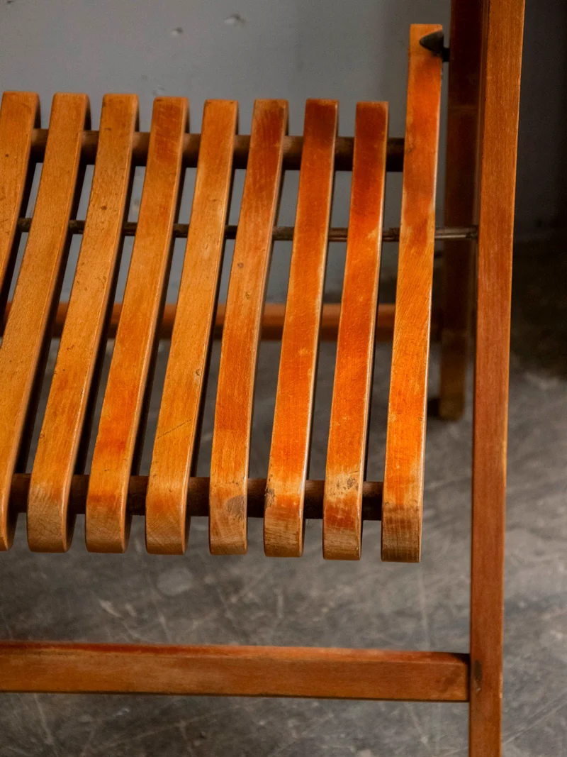 Alma, la chaise pliante en bois clair N°1925
