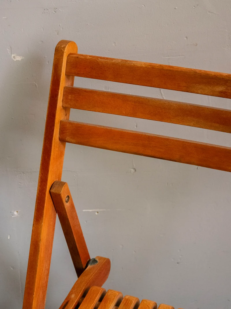 Alma, la chaise pliante en bois clair N°1925