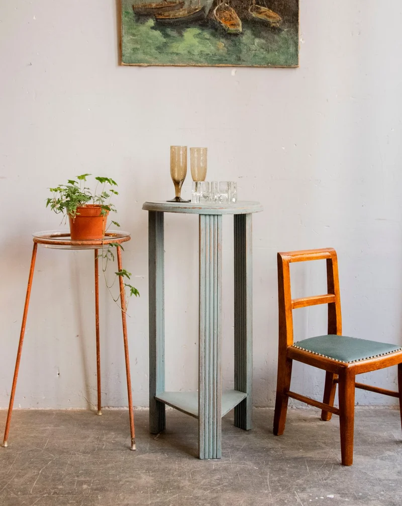 Hanna, la table d'appoint au bois sculpté N°1547