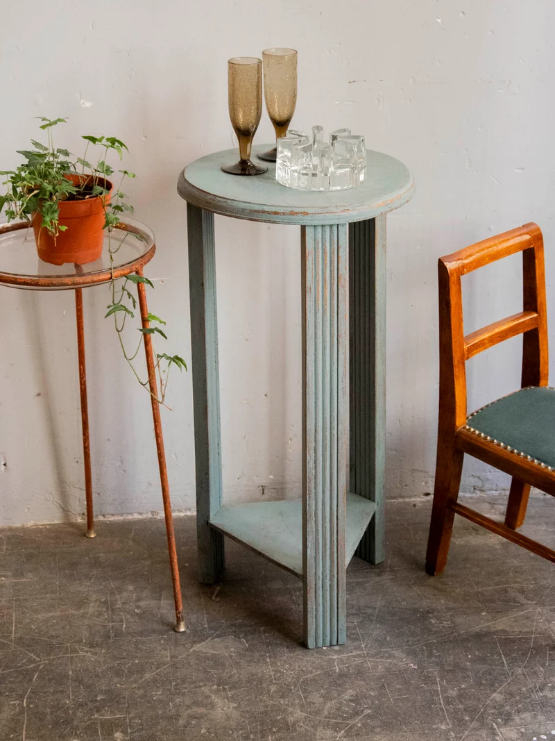 Hanna, la table d'appoint au bois sculpté N°1547