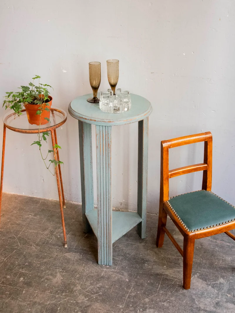 Hanna, la table d'appoint au bois sculpté N°1547