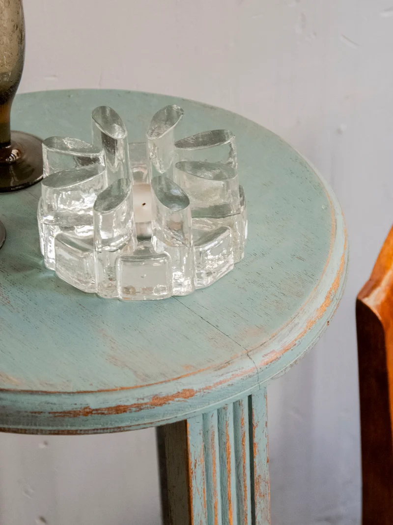 Hanna, la table d'appoint au bois sculpté N°1547