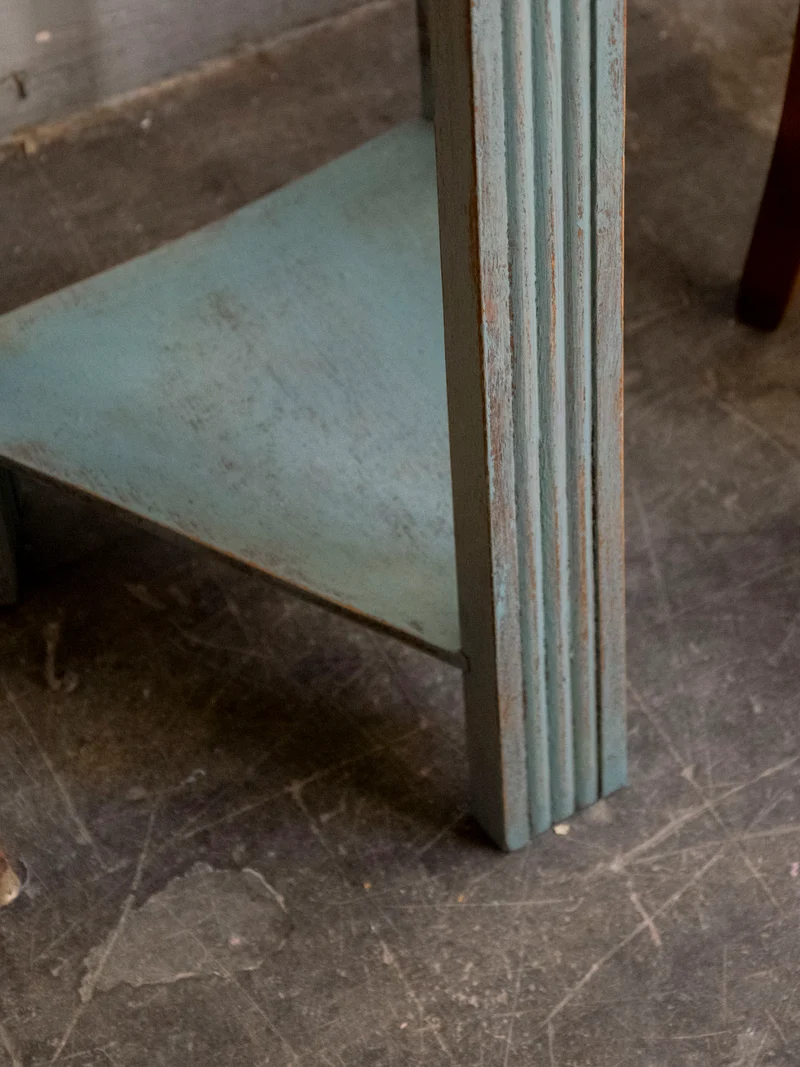 Hanna, la table d'appoint au bois sculpté N°1547