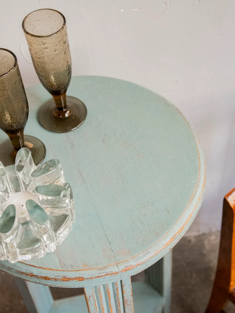 Hanna, la table d'appoint au bois sculpté N°1547
