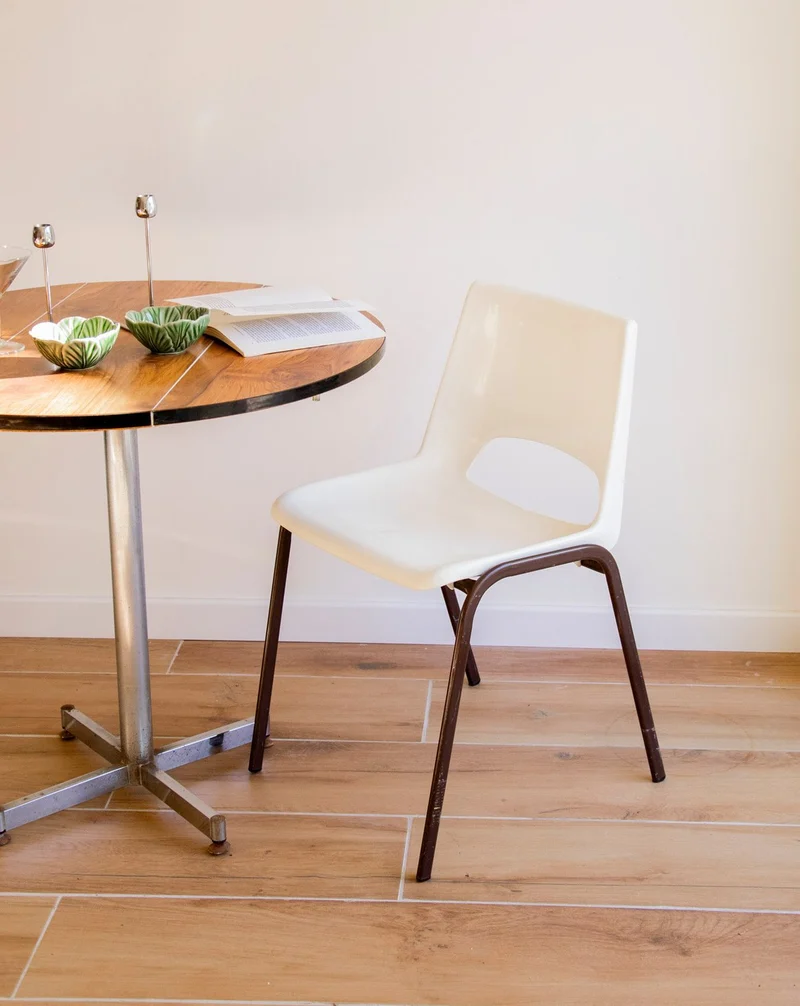 Alma, la chaise couleur crème au design épuré N°1939