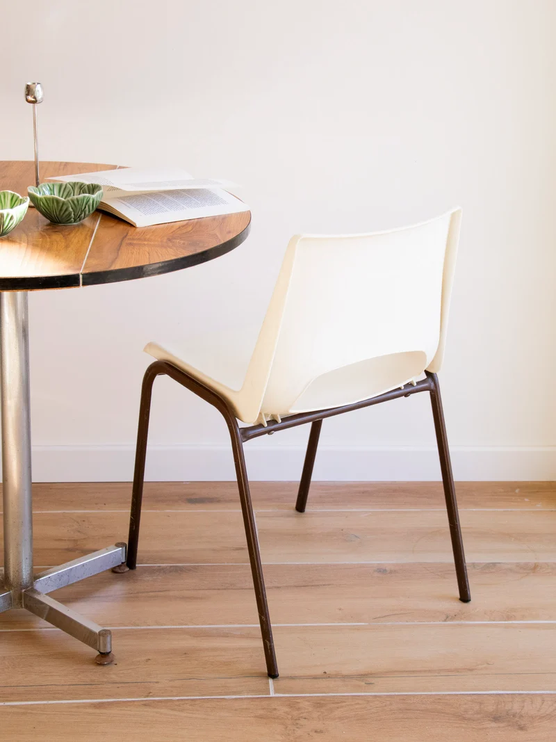 Alma, la chaise couleur crème au design épuré N°1939