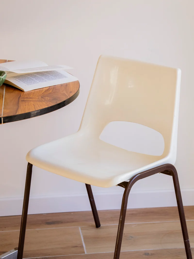 Alma, la chaise couleur crème au design épuré N°1939