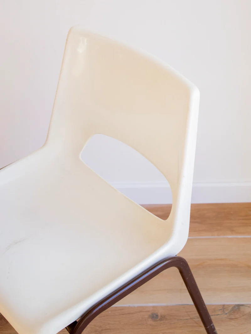 Alma, la chaise couleur crème au design épuré N°1939