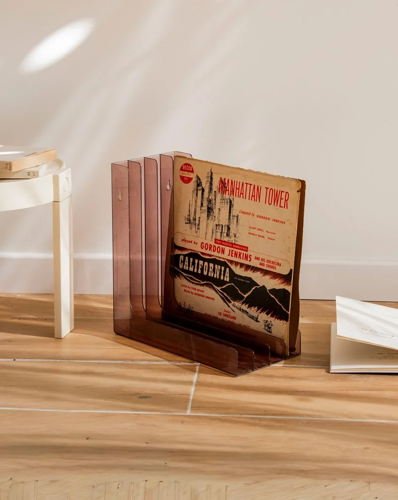 Marius, le range vinyles en plexiglass fumé N°283