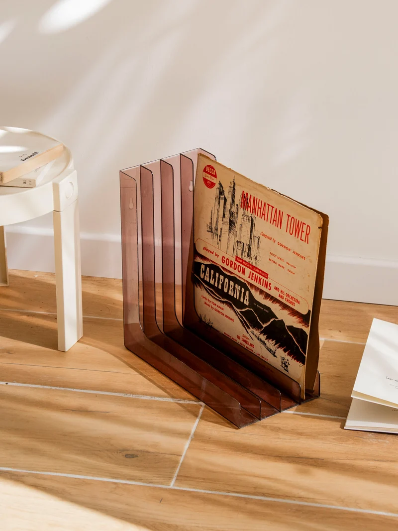 Marius, le range vinyles en plexiglass fumé N°283