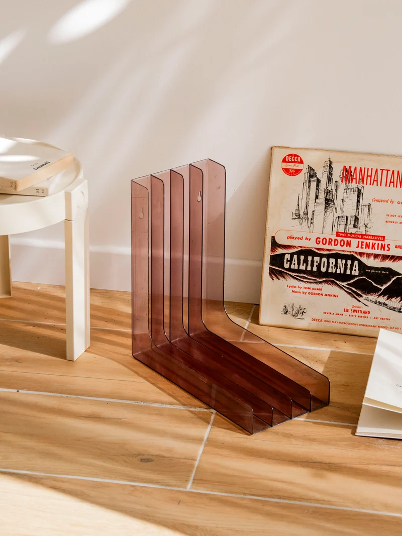 Marius, le range vinyles en plexiglass fumé N°283