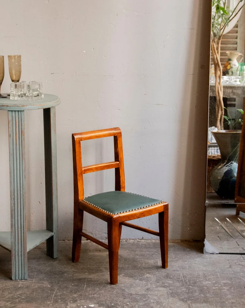 Marcus, le fauteuil pour enfant à l'assise en cuir cloutée N°347