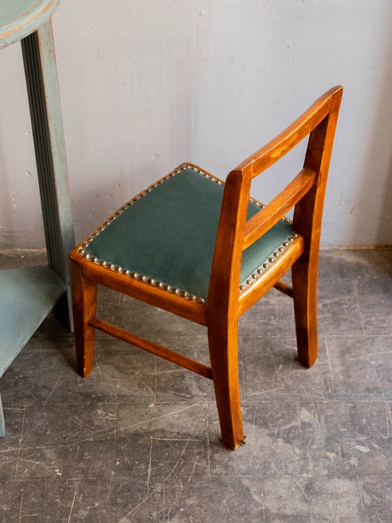 Marcus, le fauteuil pour enfant à l'assise en cuir cloutée N°347