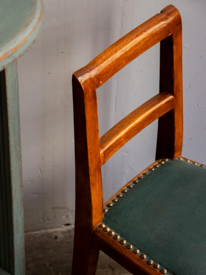 Marcus, le fauteuil pour enfant à l'assise en cuir cloutée N°347