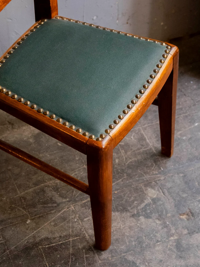 Marcus, le fauteuil pour enfant à l'assise en cuir cloutée N°347