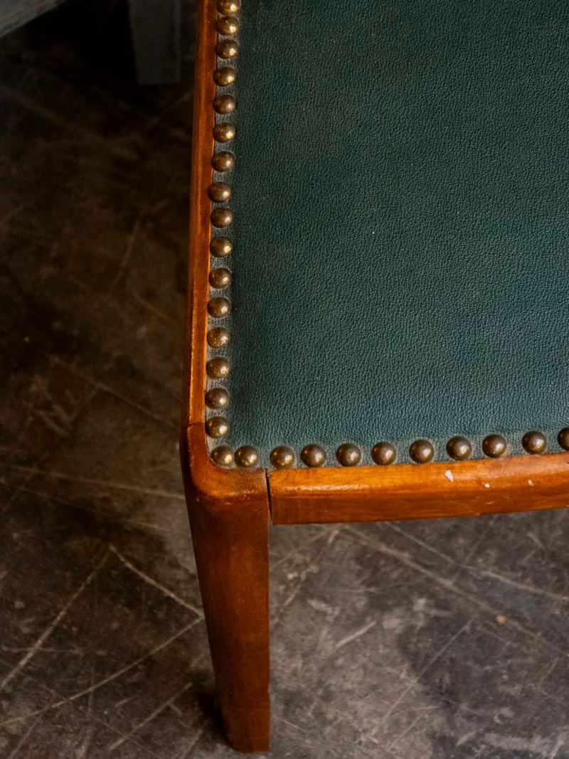 Marcus, le fauteuil pour enfant à l'assise en cuir cloutée N°347