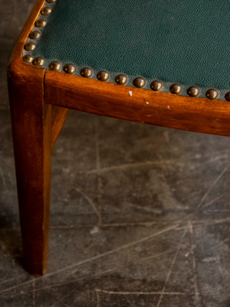Marcus, le fauteuil pour enfant à l'assise en cuir cloutée N°347